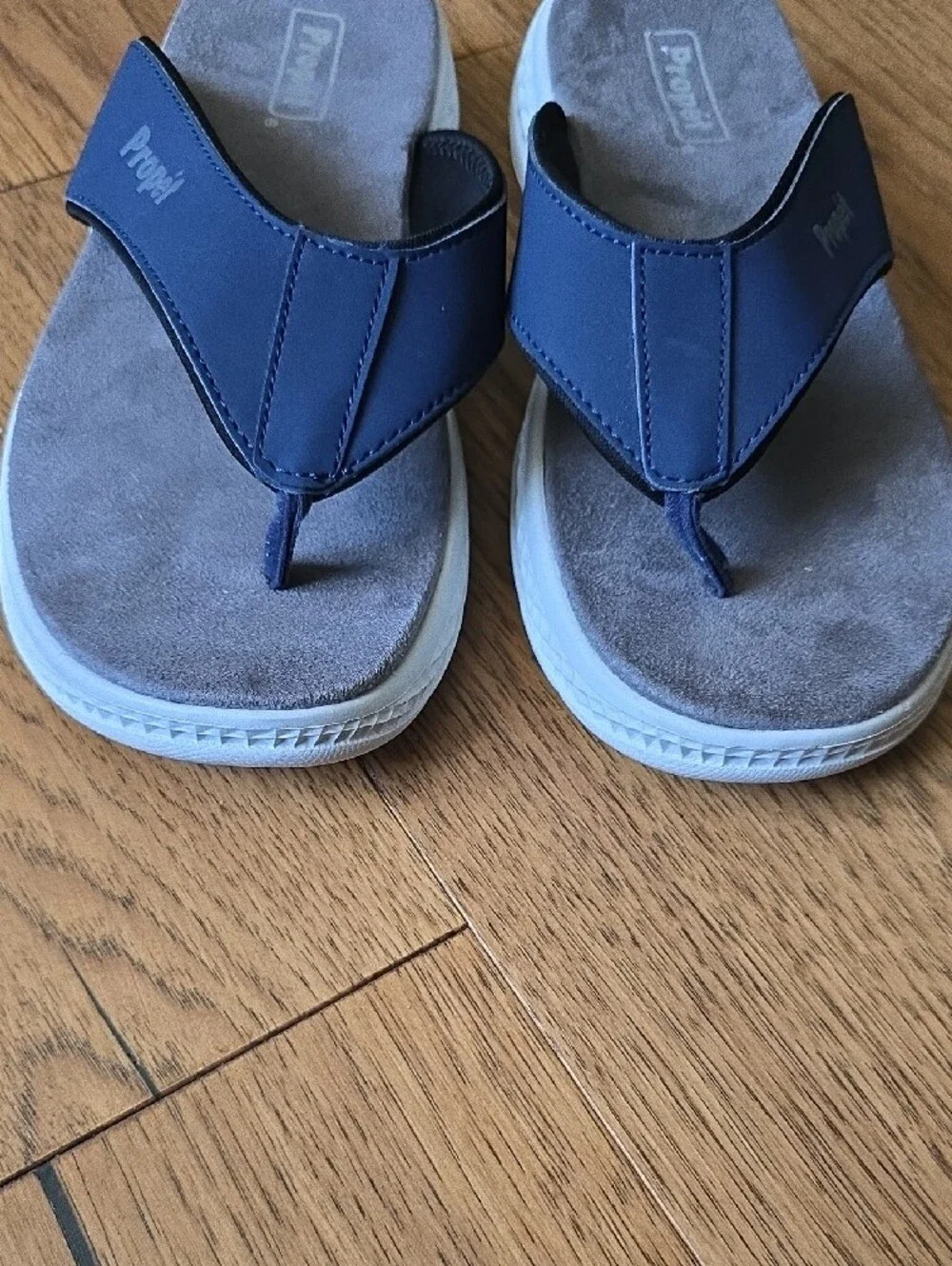 NWOT Propet Mens Navy and Gray Thong Sandals